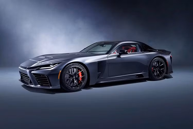 Với thiết kế ngoại thất mạnh mẽ, đậm chất khí động học, Toyota GR GT hoàn toàn mới không khiến giới mộ điệu thất vọng. Tuy nhiên, điểm khiến nhiều người chú ý lại nằm ở bên trong khoang lái: một số chi tiết thiết kế có vẻ quen thuộc, gợi nhớ đến mẫu sedan rẻ nhất của Lexus – chiếc IS.