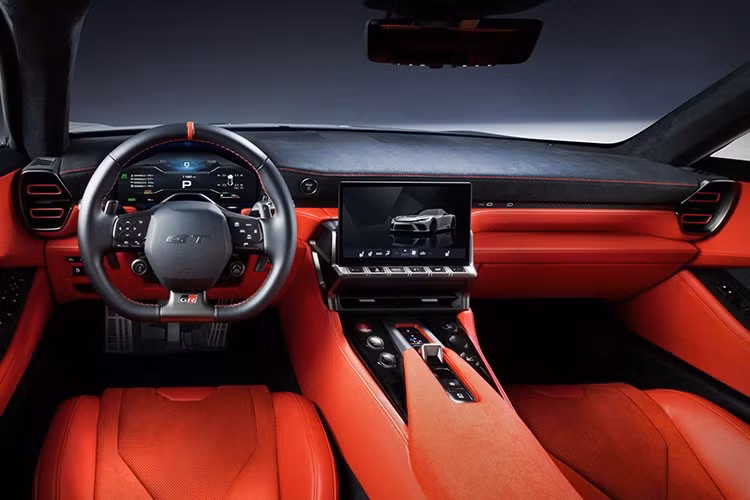 Nổi bật nhất là gam màu đỏ nội thất gợi nhớ đến tông Radiant Red của Lexus, đi kèm các cửa gió điều hòa dạng tròn hiện đại – thiết kế từng được Lexus áp dụng trong lần nâng cấp IS vào năm 2025.