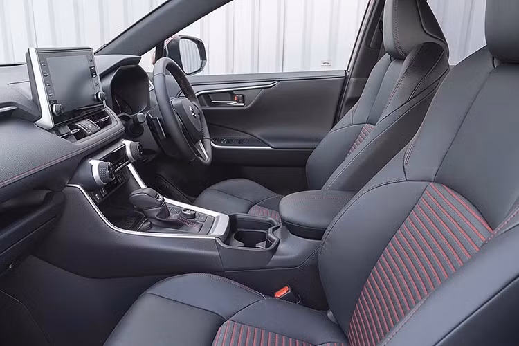 Tương tự xe tại Ấn Độ, Suzuki Across dành cho Seychelles cũng sở hữu chiều dài 4.360 mm và chiều dài cơ sở 2.600 mm. So với người anh em cùng tên từng được bán tại châu Âu vốn sở hữu chiều dài 4.635 mm và chiều dài cơ sở 2.690 mm, mẫu xe này nhỏ hơn đáng kể.