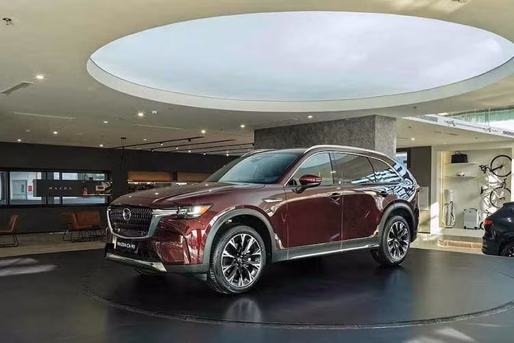 Sau khi được trưng bày lần đầu vào tháng 12 năm ngoái trong sự kiện khánh thành showroom Mazda Flagship, THACO Auto đã chính thức công bố giá và kế hoạch bán ra cho Mazda CX-90 2026. Mẫu SUV flagship Mazda CX-90 2.5 PHEV 7 chỗ nhập khẩu nguyên chiếc từ Nhật Bản có giá bán chính thức 2,479 tỷ đồng.
