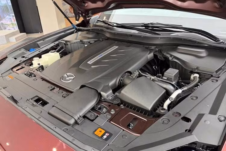 Điểm nhấn công nghệ nằm ở hệ truyền động plug-in hybrid (PHEV), kết hợp giữa động cơ xăng 2.5L Skyactiv-G và mô-tơ điện, sản sinh tổng công suất 323 mã lực cùng mô-men xoắn cực đại 500 Nm.