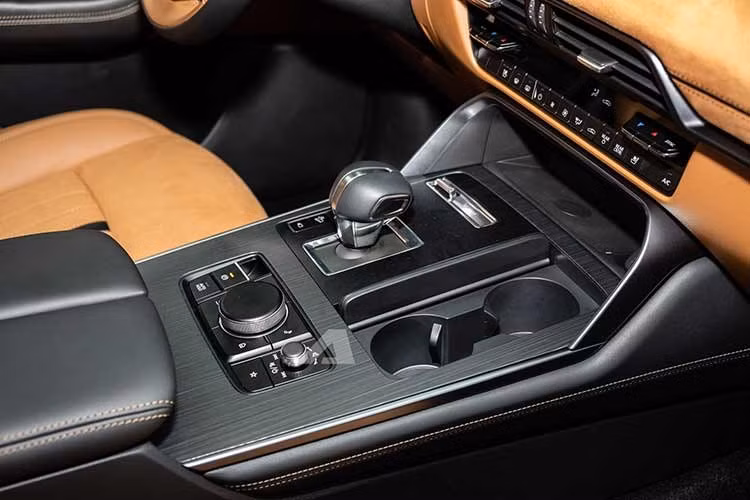 Về mặt an toàn, mẫu SUV đầu bảng sở hữu danh sách trang bị dày đặc, tiêu biểu là gói công nghệ an toàn chủ động i-Activsense với các tính năng nổi bật như: kiểm soát hành trình thích ứng MRCC Stop &amp; Go, hỗ trợ giữ làn, giám sát điểm mù, hỗ trợ phanh thông minh và hệ thống theo dõi trạng thái người lái. Cùng với 8 túi khí và camera 360 độ, CX-90 mang đến sự an tâm tuyệt đối cho người dùng trên mọi hành trình.