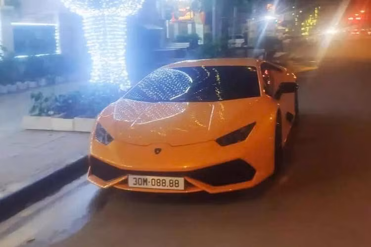 Một chiếc siêu xe Lamborghini Huracan LP610-4 màu cam mới bị bắt gặp tkhi đang lăn bánh tại Tp.HCM và đã nhận được sự quan tâm đặc biệt của giới chơi xe trong nước, lý do là nó mang biển số 30M-088.88, tứ quý 8 rất đẹp mắt. Biển này có giá 700 triệu đồng.