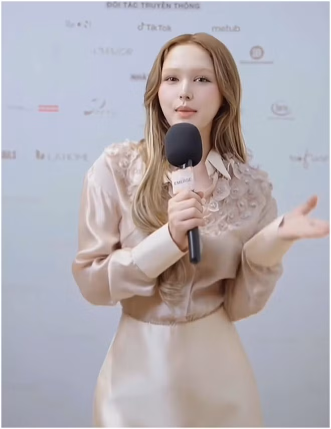 Xuất hiện tại buổi thử đồ cho một show thời trang sắp diễn ra, hot girl Xoài Non (tên thật Phạm Thùy Trang) nhanh chóng thu hút mọi ánh nhìn bởi diện mạo có phần thay đổi so với trước đây. Loạt ảnh ghi lại khoảnh khắc người đẹp đứng trước backdrop sự kiện, cầm mic giao lưu khiến cư dân mạng bàn luận sôi nổi.