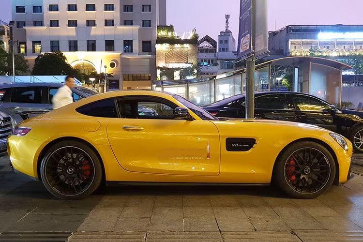 Một biến thể đua GT4, nhắm vào các tay đua bán chuyên nghiệp và dựa trên biến thể GT R, được giới thiệu vào năm 2017. Vào năm 2021, một biến thể mới có tên là AMG GT Black Series đã được phát hành. Tất cả các biến thể đều được lắp ráp tại nhà máy Mercedes-Benz ở Sindelfingen, Đức.