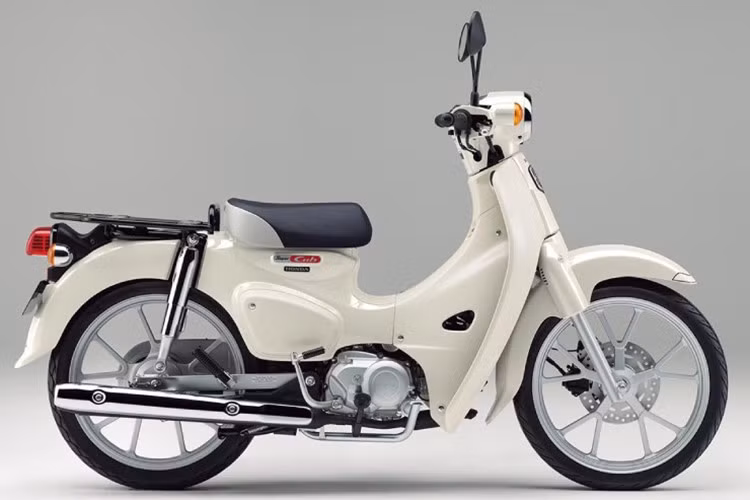 Tuy nhiên, công suất của 3 mẫu xe đã được điều chỉnh để đáp ứng tiêu chuẩn phân loại xe máy mới dưới 4,0kW. Công suất tối đa được thiết lập ở mức 3,5kW, chủ yếu thông qua các cài đặt điều chỉnh nhiên liệu đặc biệt.