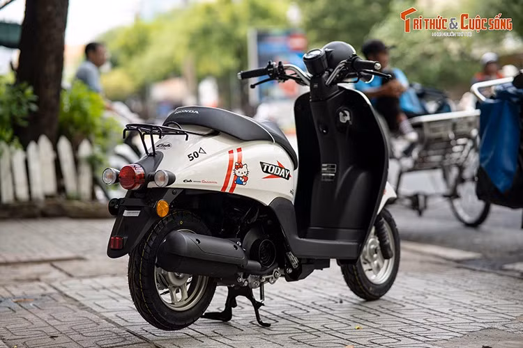 Xe được trang bị hộp số vô cấp CVT, tốc độ tối đa 50 km/h, mức tiêu thụ chỉ 1,8 Lít. Với dung tích bình xăng 4,7 lít, xe có thể di chuyển quãng đường 200 km mà không gặp vấn đề gì.