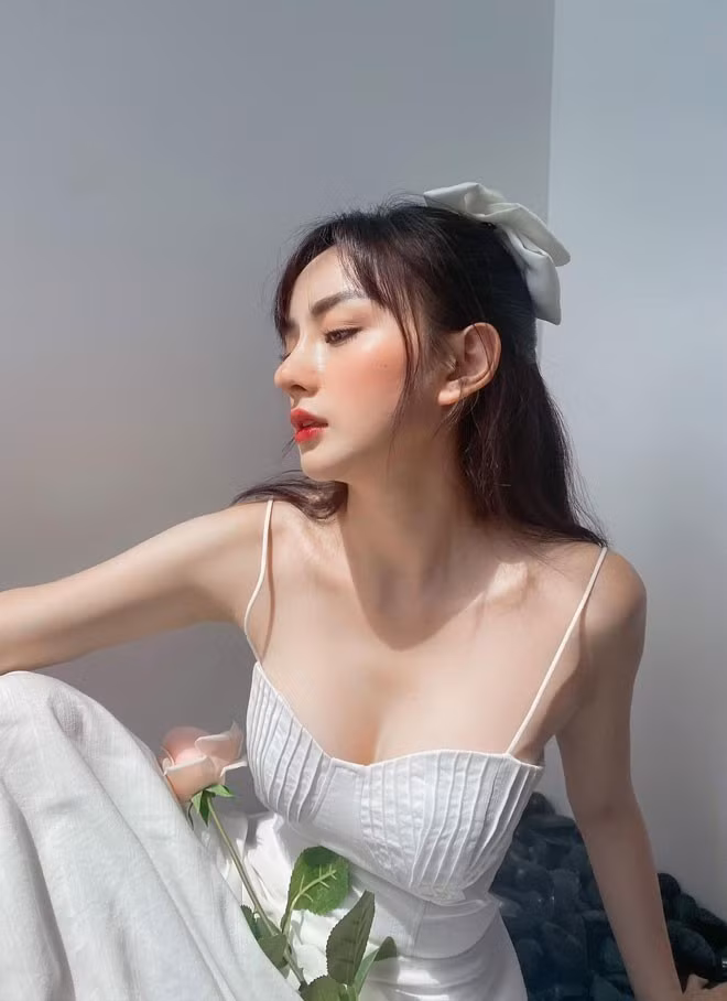 Đặc biệt hơn, chồng Angela còn hỗ trợ cô tối đa trong công việc. Chẳng hạn như chỉ vì vợ phàn nàn căn nhà không đủ ánh sáng để livestream, anh liền xây một căn nhà mới theo đúng ý vợ.