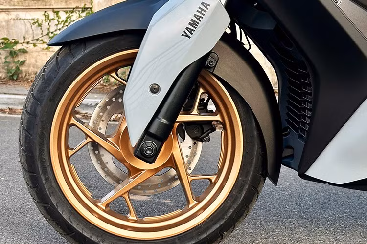Yamaha XMAX 300 2025 sở hữu bộ lốp lớn với kích thước 15 inch phía trước và 14 inch phía sau đi cùng mâm hợp kim nhẹ giúp tăng độ ổn định khi ôm cua hoặc di chuyển ở tốc độ cao nhờ tích hợp hệ thống phanh ABS hai kênh, kiểm soát lực kéo TCS...