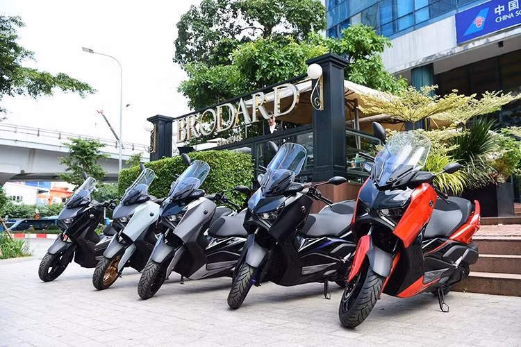 Lấy cảm hứng từ tinh thần đổi mới không ngừng, Yamaha Motor Việt Nam chính thức trình làng XMAX 300 – mẫu xe tay ga thể thao hiệu suất cao, đánh dấu chuẩn mực mới trong phong cách di chuyển hiện đại. Đây không chỉ là một chiếc xe, mà là tuyên ngôn về lối sống tiên phong – nơi hiệu năng, tiện nghi và thẩm mỹ hòa quyện thành một trải nghiệm lái đỉnh cao.