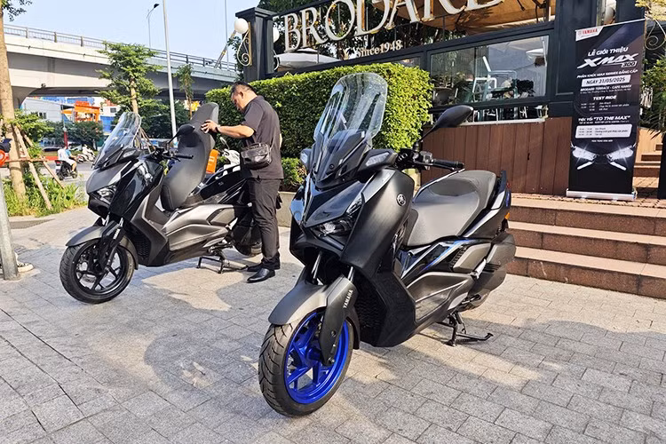 Yamaha XMAX 300 2025 tại Việt Nam mang vẻ đẹp được khơi nguồn từ dãy núi tuyết kỳ vĩ – nơi hội tụ giữa sự mạnh mẽ và uyển chuyển. Mỗi đường nét trên thân xe được trau chuốt tỉ mỉ, tạo nên một diện mạo sắc sảo, hiện đại và đậm chất thể thao đô thị.