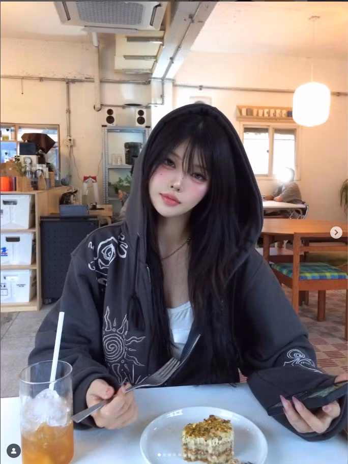 Làn da trắng ngần, mịn màng như lụa, dưới ánh nắng lại càng thêm phần bắt sáng và mời gọi.