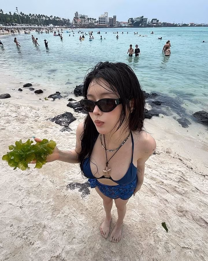 Tỷ lệ cơ thể của cô là niềm ao ước của không ít cô gái: Đôi chân dài miên man, thẳng tắp, cùng với bờ vai mảnh dẻ, xương quai xanh lộ rõ, tạo nên một tổng thể vừa mong manh, vừa tràn đầy sức sống nhục cảm.