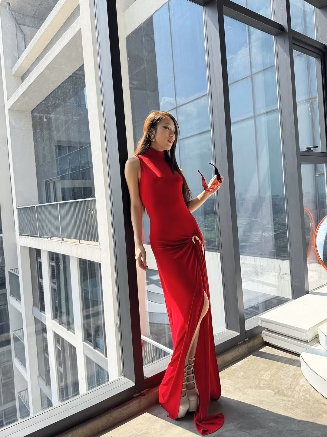 Không dừng lại ở đó, Khánh Vy từng đại diện thanh niên Việt Nam tham dự nhiều sự kiện quốc tế và đỗ học bổng toàn phần Thạc sĩ Chevening (Chính phủ Anh) năm 2023 – một cột mốc đáng tự hào trong hành trình học vấn.