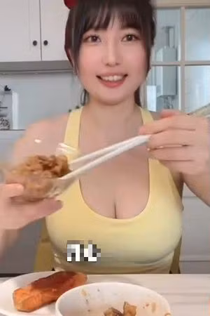 Trong video, Bảo Ngọc mặc một chiếc áo dây vàng cổ khoét sâu, vừa ăn cá hồi chiên vừa trò chuyện cùng khán giả. Bất ngờ, cô đưa tay kéo áo xuống một cách bất cẩn, để lộ phân cảnh nhạy cảm ở vòng một. Dù sự việc chỉ diễn ra khoảng 2 giây, nhiều người cho rằng đó là hành vi có chủ ý.