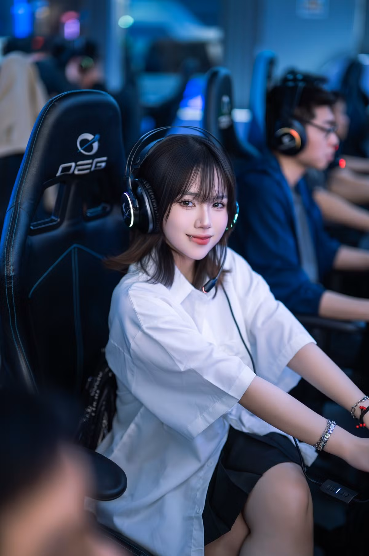 Cứ mỗi lần xuất hiện, "hot girl phòng net" Bùi Nguyễn Mai Anh lại khiến cộng đồng phải "mắt chữ A miệng chữ O" và cũng không ít lần cô nàng trở thành tâm điểm viral trên các nền tảng như TikTok, Facebook hay Instagram.