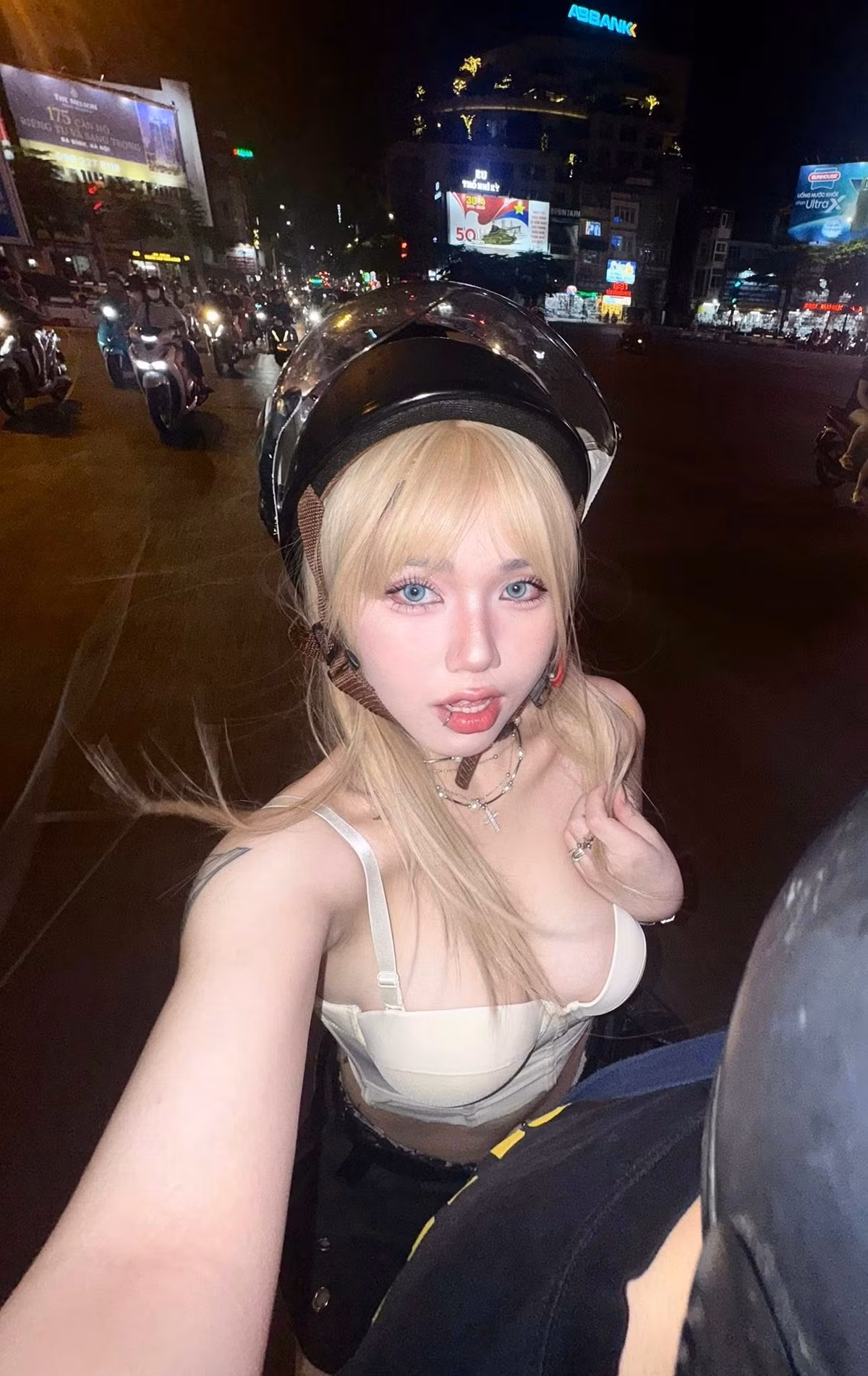 Khác với hình ảnh của nhiều hot girl "bánh bèo", Mai Anh nổi bật nhờ sự kết hợp giữa phong cách quyến rũ nhưng không phô, cá tính nhưng vẫn rất mềm mại.