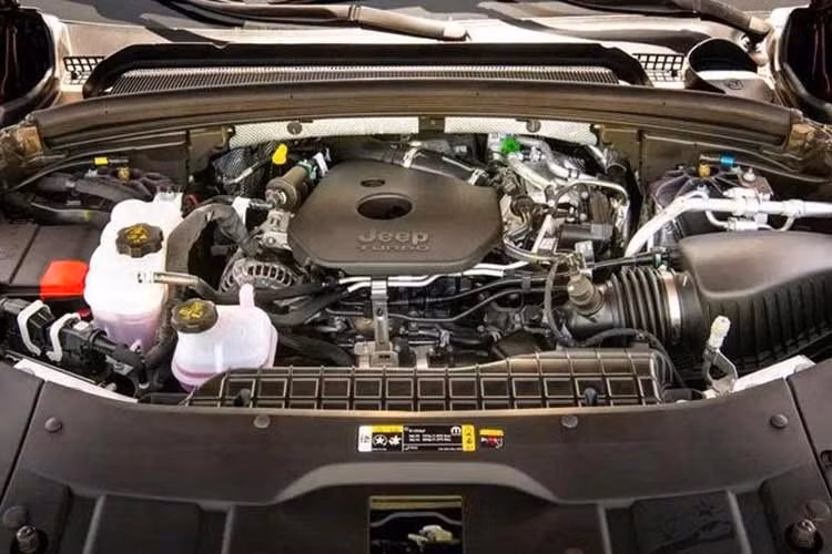 Động cơ I6 Hurricane mang lại cho Jeep Grand Cherokee thế hệ mới cú hích về hiệu năng khi so với động cơ HEMI V8 5.7 lít tiền nhiệm sản sinh công suất 360 mã lực và mô-men xoắn 528 Nm trên dòng Dodge Durango.