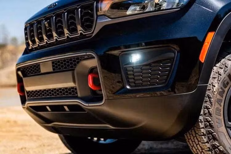 Jeep đang ráo riết chuẩn bị đưa cỗ máy 6 xi-lanh thẳng hàng (I6) dung tích 3.0 lít tăng áp kép Hurricane lên dòng Grand Cherokee vào đời xe 2028. Tuy nhiên, sức mạnh công suất ở mức tiêu chuẩn, hãng chưa công bố biến thể hiệu suất cao mang sức mạnh gầm rú.