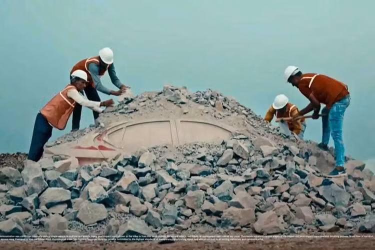Tất nhiên, 20 tấn vật liệu không đổ xuống nóc xe cùng một lúc mà được trút xuống dần dần. Dù vậy, màn thử nghiệm độ bền của mẫu sedan siêu rẻ Tata Aeris mới vẫn truyền tải được thông điệp mà thương hiệu ôtô Ấn Độ muốn gửi đến nhóm khách hàng mục tiêu.