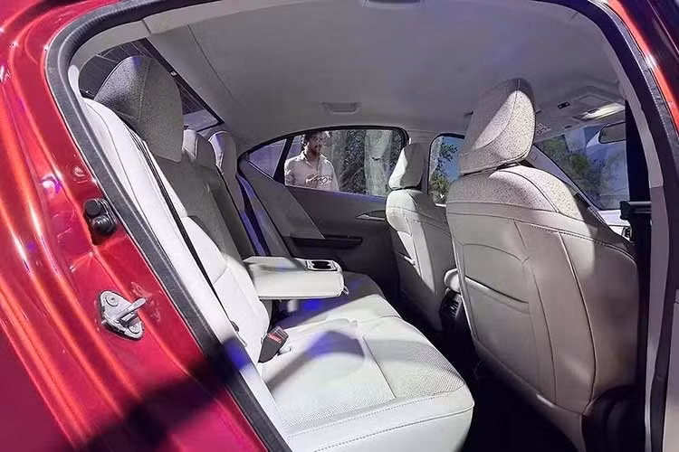 Toàn bộ các phiên bản đều có 6 túi khí tiêu chuẩn, trong khi những hệ thống như giám sát điểm mù thông qua camera chỉ được cung cấp cho bản cao cấp nhất. Chưa hết, Tata Aeris còn có thể tích khoang hành lý tối đa 419 lít. Aeris sử dụng phiên bản nâng cấp của nền tảng khung gầm Tata XAlpha với 2 tùy chọn động cơ hút khí tự nhiên, dung tích 1.2L.