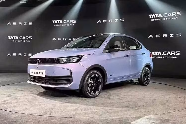 Tata Aeris hiện đã được mở bán tại thị trường Ấn Độ. Những chiếc xe đầu tiên dự kiến sẽ được giao cho khách hàng từ ngày 11/10. Với mức giá khởi điểm siêu rẻ, Tata Aeris trở thành mẫu xe có kiểu dáng sedan 3 khoang rẻ nhất tại thị trường Ấn Độ, thấp hơn các đối thủ như Hyundai Aura, Honda Amaze và Suzuki Dzire.