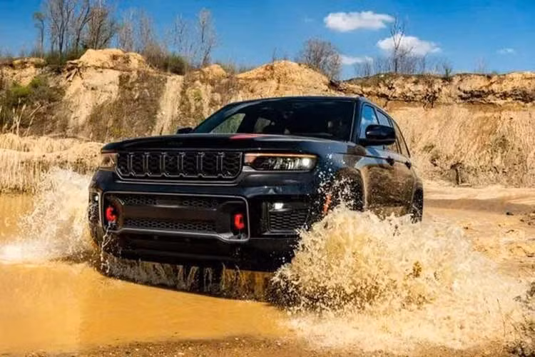 Trước đó, nhiều tin đồn cho rằng Jeep đang hoàn tiện việc tinh chỉnh thiết kế đầu xe để lắp vừa.Tuy nhiên trong sự kiện SRT Day diễn ra đầu năm nay, các kỹ sư của Jeep đã mang chiếc xe thử nghiệm Grand Cherokee trang bị động cơ Hurricane cấu hình hiệu suất cao kết hợp cùng hệ thống máy nén khí điện tử thử nghiệm eBoost Air.