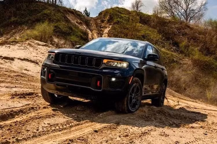 Kể từ khi Jeep loại bỏ động cơ HEMI V8 khỏi dải sản phẩm Grand Cherokee, đây là khoảng trống rất lớn đối với những ai yêu thích cỗ máy cực kỳ mạnh mẽ này. Khi các phiên bản hybrid cắm sạc 4xe cũng lần lượt rút lui, Grand Cherokee hiện chỉ còn gắn bó với động cơ 4 xi-lanh thẳng hàng tăng áp Hurricane dung tích 2.0 lít, sản sinh công suất 324 mã lực.