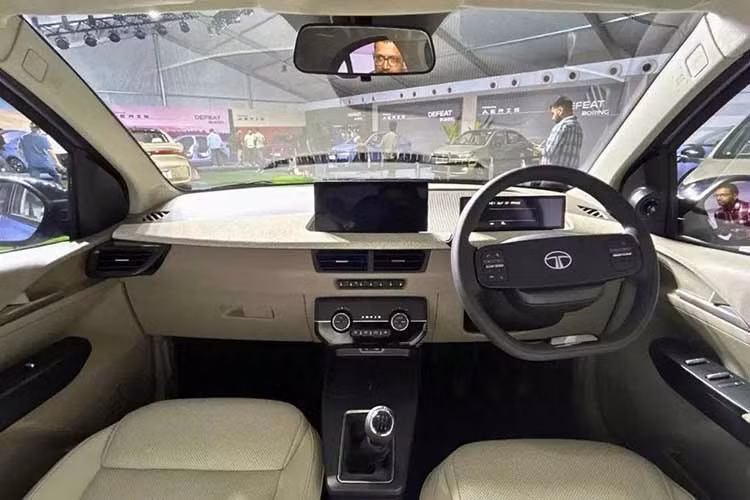 Nội thất của Tata Aeris có bố cục tương tự mẫu xe tiền nhiệm, nhưng mặt táp-lô và các cửa gió điều hòa đã được thiết kế lại. Đồng thời, xe sử dụng vật liệu có thêm thành phần tái chế. Các phiên bản số tự động được trang bị núm xoay chuyển số và lẫy chuyển số phía sau vô lăng.