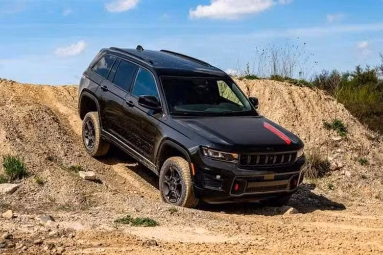 Trong báo cáo gần đây, Jeep đang chuẩn bị tùy chọn động cơ "cơ bắp" hơn nhiều cho mẫu xe SUV địa hình Grand Cherokee, đó không phải là sự hồi sinh của động cơ HEMI V8 kinh điển mà là một cái tên đến từ gia đình động cơ Hurricane.