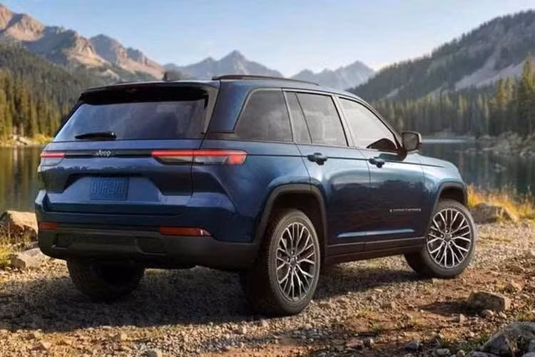 Trước đó những chiếc Grand Cherokee sử dụng động cơ HEMI V8 có sức kéo lên đến 3,26 tấn (7200 pounds), trong khi các mẫu xe động cơ V6 hiện tại chỉ kéo khoảng 2,72 tấn (6000 pounds). Sức kéo mới là yếu tố quan trọng của hai khối động cơ kể trên, nhất là khi chủ nhân thường kéo xe moóc, thuyền hoặc rơ-moóc nặng.