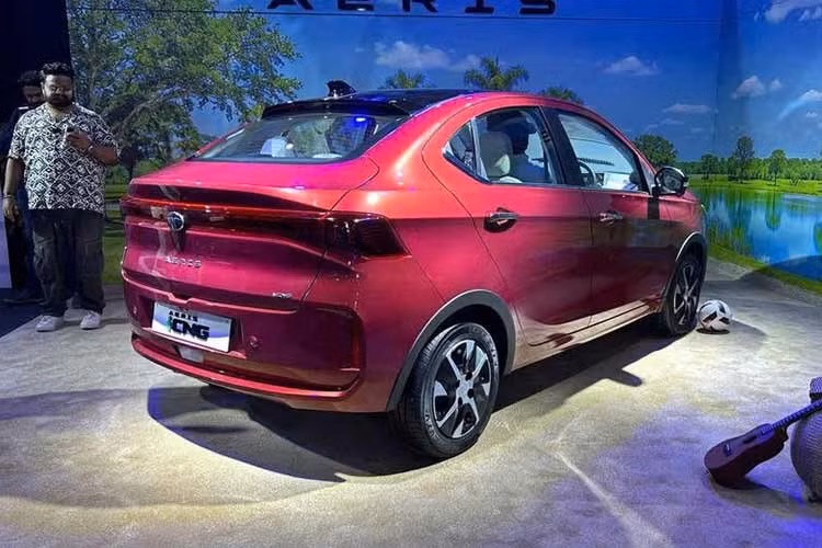 Phần đầu xe sử dụng cụm đèn pha đơn giản hơn nhưng mang phong cách mạnh mẽ, tương tự người anh em Tiago vừa được nâng cấp gần đây. Cụm đèn kết hợp với lưới tản nhiệt phủ kín màu đen bóng và các hốc hút gió hiện đại trên cản trước. Xe có bộ mâm mới có kích thước 14 inch - 15 inch. Cản sau được cải tiến, điểm nhấn nằm ở cụm đèn hậu thanh mảnh hơn.