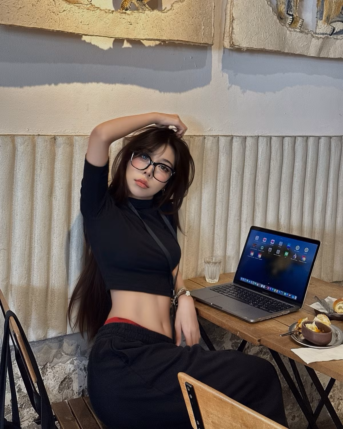 Mới đây, gái xinh đến từ Thái Lan có nickname cinnamon.96 tiếp tục khiến MXH "dậy sóng" với một video ngắn nhưng đạt tốc độ lan truyền chóng mặt. Nguyên nhân đến từ một chi tiết vô cùng bất ngờ, khi cô nàng bất ngờ "kéo quần xuống", để lộ phần nội y đầy táo bạo, khiến người xem không khỏi "đỏ mặt" vì quá choáng váng.