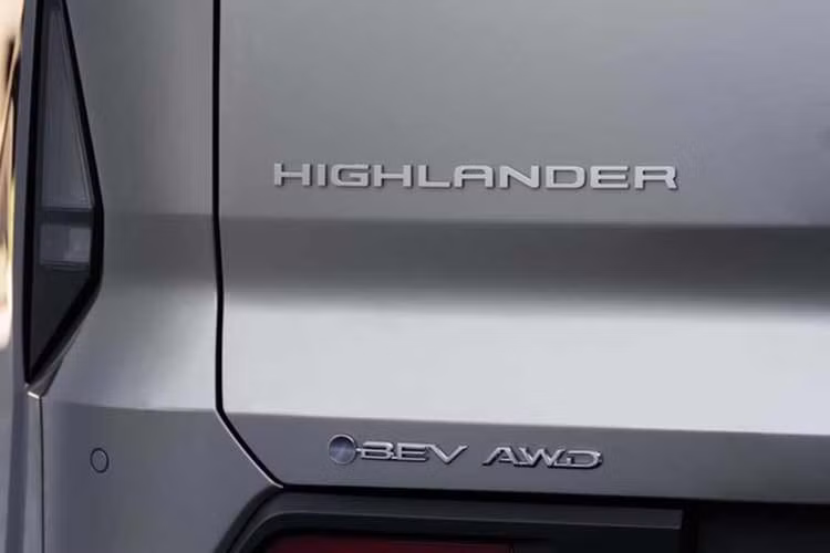 Tổng thể xe SUV Toyota Highlander EV 2027 to lớn hơn đáng kể so với thế hệ trước: dài 198,8 inch (tăng 3,9 inch), rộng 78,3 inch (tăng 2,3 inch) và trục cơ sở kéo dài tới 120,1 inch – tăng gần 20 cm, mở rộng không gian nội thất đáng kể.