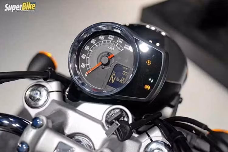 GB350C phát triển từ người anh em CB350 H'ness. Điểm nhấn với bình xăng dung tích 15 lít hình giọt nước đặc trưng, chía khoá cơ. Cụm đồng hồ của xe dạng kim pha lẫn kỹ thuật số khá dễ dàng quan sát, các phím điều khiển đơn giản dễ sử dụng.