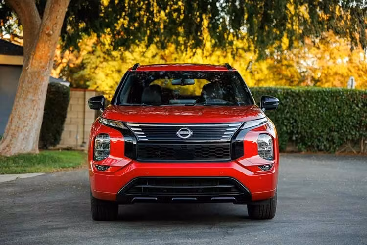 Mẫu xe SUV Nissan Rogue PHEV 2026 mới có khả năng di chuyển hoàn toàn bằng điện trong phạm vi khoảng 38 dặm (tương đương 61 km), đáp ứng tốt nhu cầu đi lại thường nhật trong đô thị mà không cần sử dụng xăng.