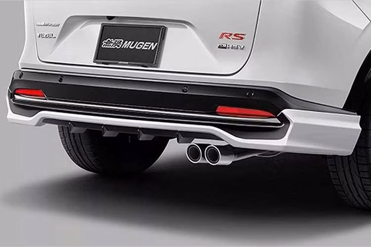 Mugen hợp tác với Yamaha để trang bị bộ giảm chấn Performance Dampers, giúp cải thiện độ ổn định thân xe và khả năng kiểm soát khi vận hành mà vẫn đảm bảo sự êm ái. Bên cạnh đó, hệ thống phanh cũng được nâng cấp với má phanh hiệu suất cao Type S nhằm mang lại khả năng hãm tốt hơn khi vận hành ở tốc độ cao.