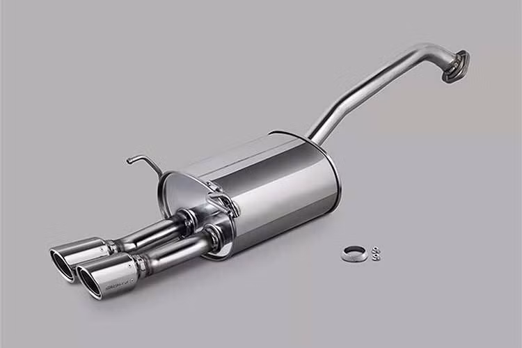 Điểm nhấn đáng chú ý nhất của bản nâng cấp nằm ở hệ thống ống xả thể thao bằng thép không gỉ với hai đầu ra titan, mang lại âm thanh thể thao hơn và tạo dấu ấn thị giác mạnh mẽ. Tuy nhiên, dù sở hữu hệ thống ống xả kép, mẫu xe vẫn không có sự nâng cấp về công suất.