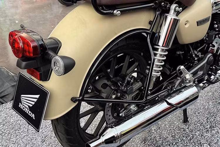 Dù mang ngoại hình đậm chất hoài cổ, Honda vẫn trang bị cho GB350C những công nghệ an toàn thiết yếu. Hệ thống phanh ABS được tích hợp nhằm đảm bảo khả năng kiểm soát ổn định trong các tình huống phanh khẩn cấp.