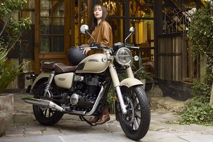 Honda GB350C 2026 mới tại Thái Lan được định vị theo phong cách classic premium, kết hợp hài hòa giữa ngôn ngữ thiết kế vượt thời gian và các công nghệ vận hành hiện đại, hướng đến nhóm khách hàng yêu thích chất cổ điển thuần túy nhưng vẫn đòi hỏi sự tinh tế trong trải nghiệm lái.