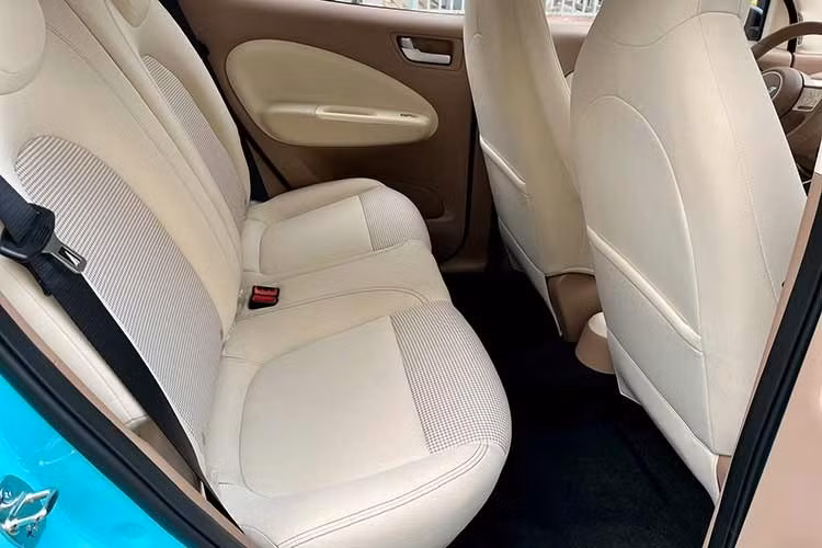 Mẫu xe điện Wuling Macaron tại Việt Nam được trang bị mô-tơ điện nằm trên cầu sau, tạo ra công suất tối đa 30 kW (khoảng 40 mã lực). Bên cạnh đó là 2 loại pin LFP với dung lượng 16,2 kWh và 26 kWh, cung cấp phạm vi di chuyển lần lượt 205 km và 300 km.