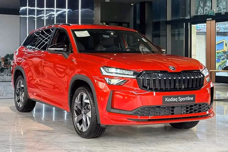 Phiên bản Sportline còn được trang bị kính nhiều lớp giúp cách âm tốt hơn và kính sau tối màu, trong khi bản Premium chỉ sử dụng loại kính tiêu chuẩn. Khả năng vận hành của mẫu SUV này không có sự khác biệt giữa hai phiên bản. Xe tiếp tục dùng động cơ xăng tăng áp 2.0L, tạo ra 187 mã lực và 320 Nm mô-men xoắn.