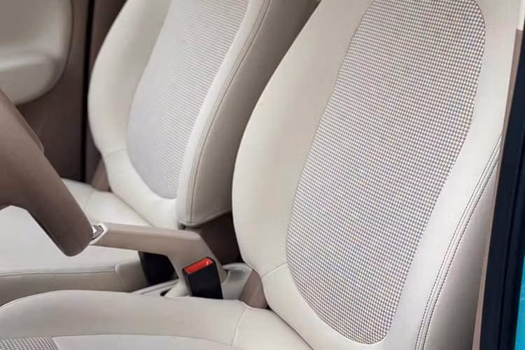 Ở bản tiêu chuẩn, xe chỉ có 1 bảng đồng hồ nằm sau vô lăng. Trong khi đó, bản cao cấp sẽ có thêm bảng đồng hồ kỹ thuật số 7 inch và màn hình thông tin giải trí 8 inch. Ghế được bọc bằng nỉ màu sáng với núm xoay chuyển số điện tử ở giữa 2 ghế trước.