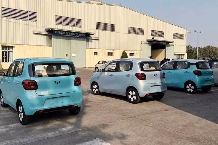Wuling Macaron tại Việt Nam có 2 phiên bản, bao gồm 205 Km và 300 Km. Giá bán tương ứng của 2 phiên bản này là 269 triệu và 329 triệu đồng. 500 khách hàng cá nhân đặt cọc mua Macaron đầu tiên từ ngày 1/4/2026 đến hết ngày 15/4/2026 sẽ nhận ưu đãi gồm: hỗ trợ chi phí sạc điện trong 3 năm (tương đương 7-12 triệu đồng tùy từng bản) và sạc nhanh tại nhà 7 kW trị giá 13,5 triệu đồng.