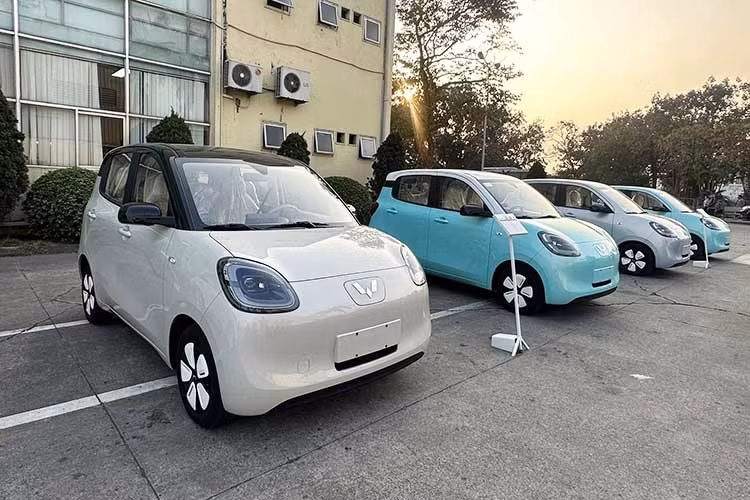 Như vậy, khách hàng mua Wuling Macaron bản 205 km sẽ được khuyến mãi tổng cộng 20,5 triệu đồng. Con số tương ứng của bản 300 km là 25,5 triệu đồng. Sau khi trừ trực tiếp vào giá bán, khách hàng chỉ cần bỏ ra số tiền 248,5 triệu đồng để mua Wuling Macaron 205 km và 303,5 triệu đồng cho bản 300 km. Ngoài ra, hãng còn tặng ngay 1 trụ sạc nhanh Egreen 30kW CCS2 trị giá 143 triệu đồng cho khách hàng doanh nghiệp.