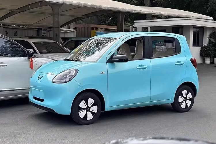 Sau khi được công bố giá bán chính thức, Wuling Macaron 2026 đã ồ ạt có mặt tại các đại lý trên toàn quốc. Đây chính là phiên bản 5 cửa của dòng xe điện giá rẻ Wuling Hongguang Mini EV và được đổi tên thành Macaron. Trước đó, Wuling Hongguang Mini EV bán ở Việt Nam là phiên bản 3 cửa nhưng đã dừng bán và thông báo hết hàng từ đầu năm nay.