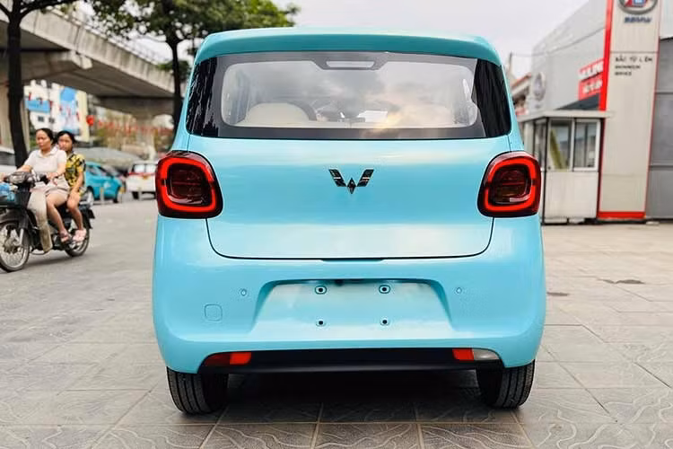 Hốc gió trung tâm nhỏ xuất hiện trên cản trước và cổng sạc nằm bên dưới logo màu bạc của thương hiệu Wuling. Bên cạnh đó là tay nắm cửa sơn cùng màu thân xe, vành thép 13 inch đi kèm ốp mâm hình bông hoa năm cánh, cụm đèn hậu có thiết kế tương tự đèn pha và cánh gió mui ngắn.