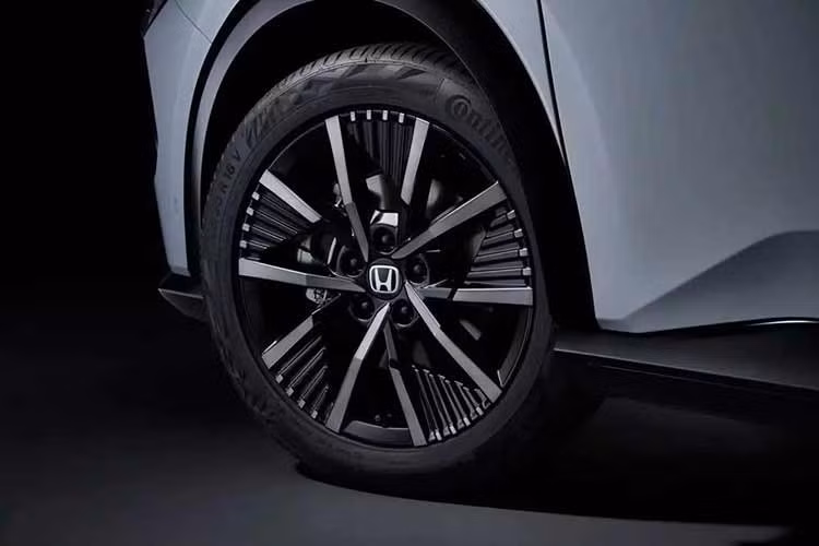So với e:NS2 ở Trung Quốc và e:N2 tại Thái Lan, Honda Insight không thay đổi về mặt thiết kế. Xe cũng được trang bị cụm đèn pha LED thanh mảnh, kết hợp với dải đèn LED định vị ban ngày sắc sảo kéo dài xuống cản trước. Logo chữ H có thể phát sáng nằm giữa 4 dải đèn LED định vị ban ngày khác.