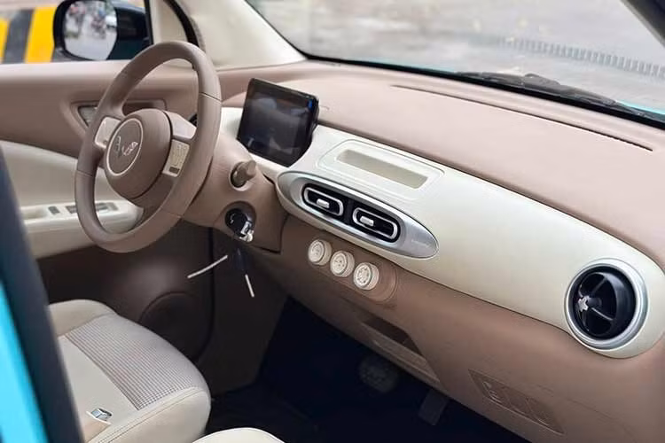 Với kích thước lớn hơn nên đương nhiên Wuling Macaron 2026 tại Việt Nam cũng sở hữu không gian nội thất rộng rãi hơn Hongguang Mini EV. Xe vẫn được trang bị nội thất 4 chỗ ngồi nhưng dung tích khoang hành lý đã tăng lên 123 lít hoặc 745 lít nếu gập hàng ghế sau.