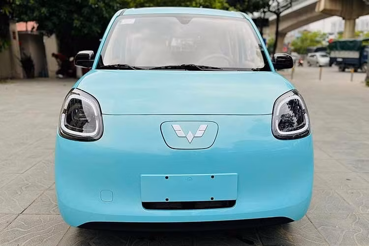 So với Wuling Hongguang Mini EV 3 cửa cũ, xe dài hơn 336 mm, rộng hơn 17 mm, thấp hơn 43 mm trong khi chiều dài cơ sở tăng đến 250 mm. Bên cạnh đó, Wuling Macaron còn được thiết kế theo phong cách tròn trịa và mượt mà hơn Hongguang Mini EV. Xe mang trên mình những trang bị nổi bật như cụm đèn pha cỡ lớn được bao quanh bằng dải đèn LED định vị ban ngày.